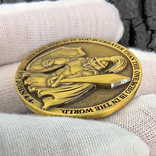 Vista 4 de Christian Warrior Challenge Coin Zinc Alloy Bible Verses Medallón Bolsillo Hug Token