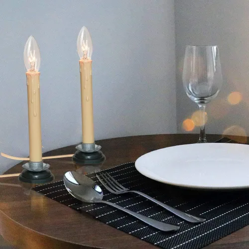 Vista 6 de SUNSGNE Juego de 4 velas eléctricas para ventana, 7 pulgadas enchufables con bombillas C26 de 7 W, velas eléctricas con base de hierro de ciruela