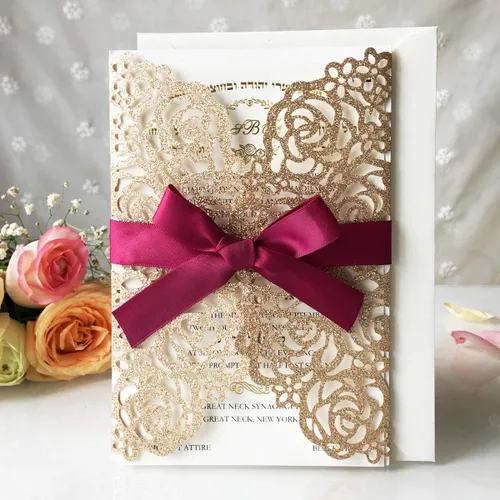 Vista 7 de 50 tarjetas de invitación de boda doradas de 5.12 x 7.28 pulgadas con lazo burdeos cortado con láser, invitación para despedida de soltera Purpurina