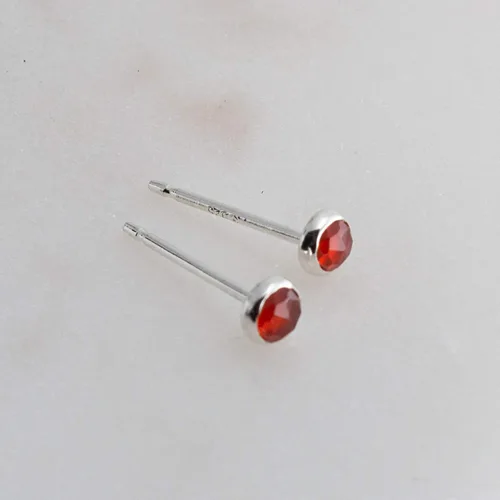 Vista 109 de Aretes pequeños de plata de ley para cartílago, tragus, hélix, múltiples piercings hipoalergénicos, piedra natal para mujer, juego de bisel