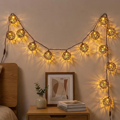 Vista 5 de Vigdur Luces de Cadena de Bolas de Ratán, Luces de Cadena de Linterna Boho con 10 Bombillas LED Conectables, Luces de Cadena para Interiores