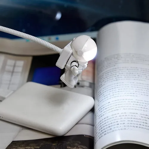 Vista 6 de Spaceman - Luz nocturna de caricatura, luz LED creativa de caricatura, luz LED de libro USB, lámpara de escritorio para computadora de astronauta