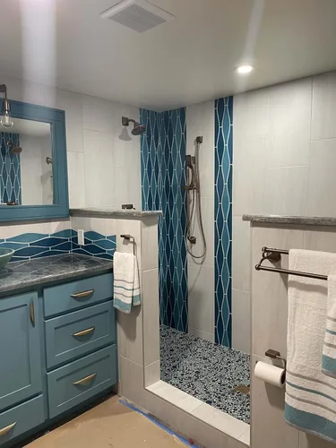 Vista 8 de Hominter Azulejo entrelazado de guijarros de porcelana azul turquesa azul aguamarina montado en malla de 12 x 12 pulgadas, azulejos de cerámica