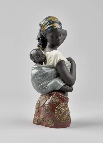 Vista 4 de LLADRÓ Figura de madre africana. Figura madre de porcelana.
