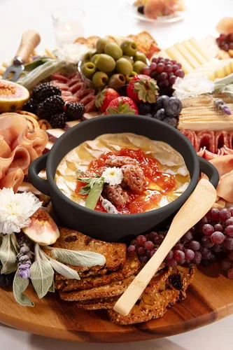 Vista 3 de Plato y calentador de queso Brie de gres con tapa, apto para horno, ideal para tabla de embutidos y accesorios de mesa de pastoreo, perfecto