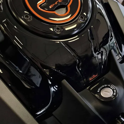 Vista 9 de Adhesivos de resina para motocicleta 3D compatibles con KTM Duke 125 2021 2022. Protección del tanque contra impactos y arañazos. Adhesivos
