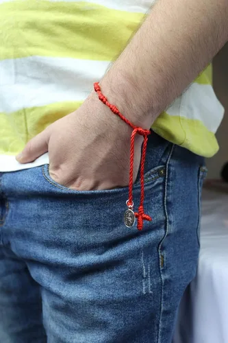 Vista 3 de Pulsera de San Judas con rosario pequeño, con medalla de San Judas, color rojo