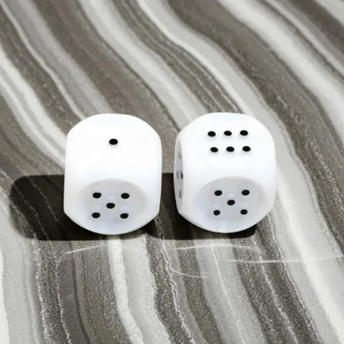 Vista 6 de Dados táctiles blancos con puntas negras elevadas D6 de 0.787 in (25/32 pulgadas), paquete de 2 dados Koplow