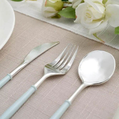 Vista 5 de Cubiertos de plástico Silverwar de plástico plateado con mango azul, cubiertos desechables pesados que incluyen 8 tenedores, 8 cucharas, 8 cuchillos
