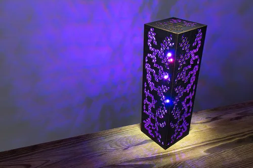 Vista 6 de Lámpara con forma de patrón triangular Lámpara de escritorio LED RGB estilo punk de ciencia ficción Lámpara de noche hecha a mano