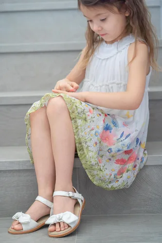 Vista 9 de THEE BRON Sandalias para niñas pequeñas, zapatos de vestir para niña de flores, zapatos planos de verano con punta abierta