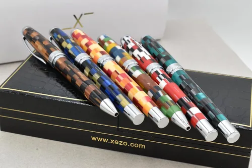 Vista 5 de Xezo Urbanite II Twist Action - Bolígrafo de punta media. Acrílico a cuadros multicolor Jazzy sobre latón. Cromado. Hecho a mano, edición limitada
