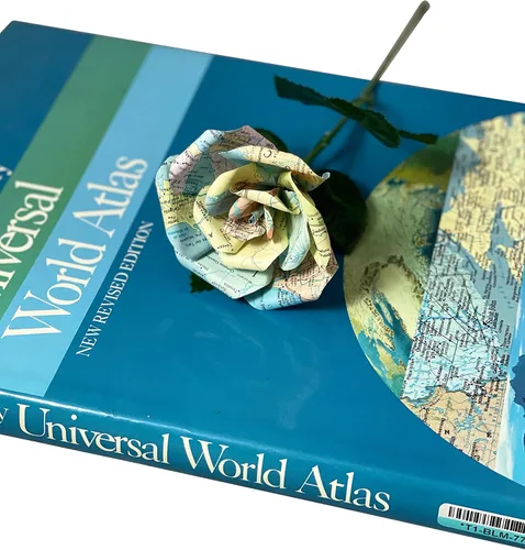 Vista 6 de Flores de papel de mapa hechas a mano, rosa de papel hecha a partir de páginas del Atlas Mundial recicladas, regalos para amantes de los viajes