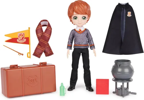 Vista 11 de Wizarding World Harry Potter, set de regalo de muñeca Fleur Delacour de 20,3 cm de 10 piezas con 2 trajes y 8 accesorios para muñeca, juguetes