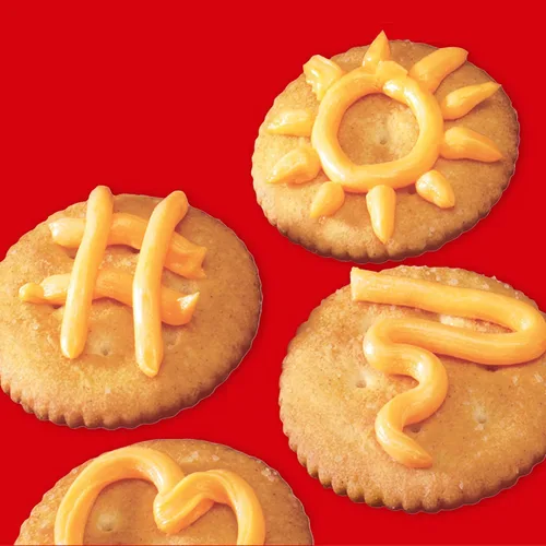 Vista 4 de RITZ Galletas Originales y Queso Fácil Cheddar, paquete variado de aperitivos, 1 caja de tamaño familiar y 2 latas