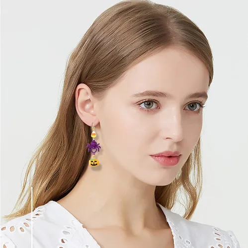 Vista 4 de TOVABA - Aretes colgantes de Halloween para niñas, sombrero de bruja morado, araña, araña, araña, araña, araña, araña, colgantes, hipoalergénicos