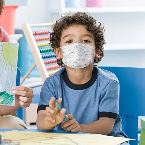 Vista 2 de Albatross Health New England Paquete de 50 mascarillas desechables para niños. Transpirable de 3 capas, antipolvo, saliva, smog para niños y niñas