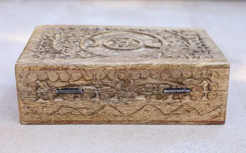 Vista 6 de DharmaObjects Triple Moon - Caja de almacenamiento de madera tallada a mano para joyería (luna triple, grande)