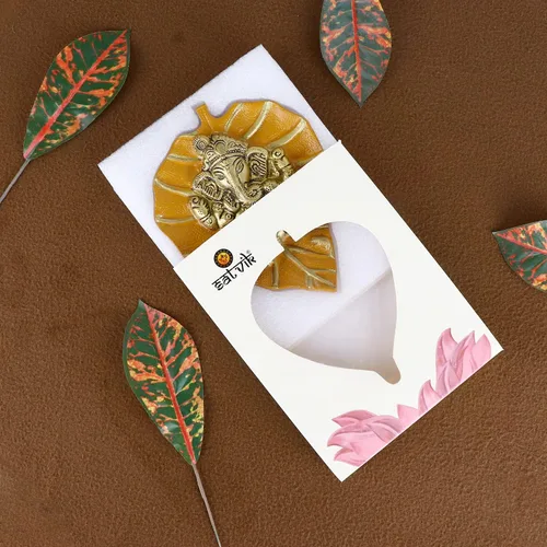 Vista 2 de SATVIK - 1 pieza de hoja amarilla de Lord Ganesh Patta Ganpati ídolo para colgar en la pared, estatua hindú de buena suerte, escultura de cara