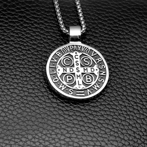 Vista 8 de Collar con colgante de exorcismo de San Benito para hombre, acero inoxidable, cruz católica romana, protección de demonios, cazador de fantasmas