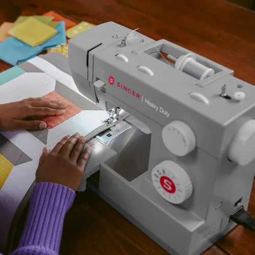 Vista 3 de Singer 4411: máquina de coser resistente con velocidad de costura muy alta, Plástico, Blanco, M 11 stitches deliver 69 applications, 50% more