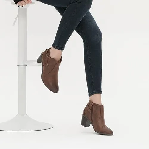 Vista 2 de EETTARO Botines de tacón grueso para mujer, con puntera puntiaguda, con cierre lateral, con hebilla