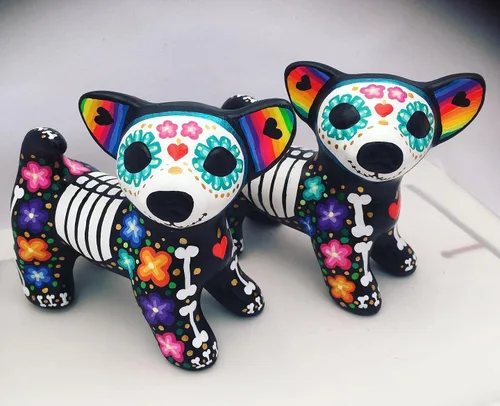 Vista 2 de Dia de Muertos. Perro de Catrina. Artesanía Mexicana. Monumento a las mascotas, recuerdo. Figura de cerámica para la decoración del Día de Muertos