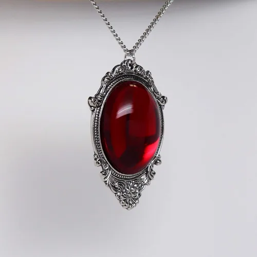 Vista 4 de Collar con colgante de cabujón rojo sangre en acabado plateado con marco de peltre, Metal