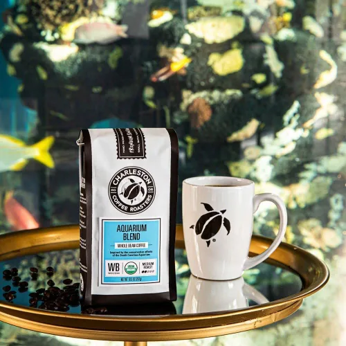 Vista 2 de Charleston Coffee Roasters Café molido orgánico especial Recogido a mano, tostado lento premium (mezcla de acuario, tostado medio) 12 onzas