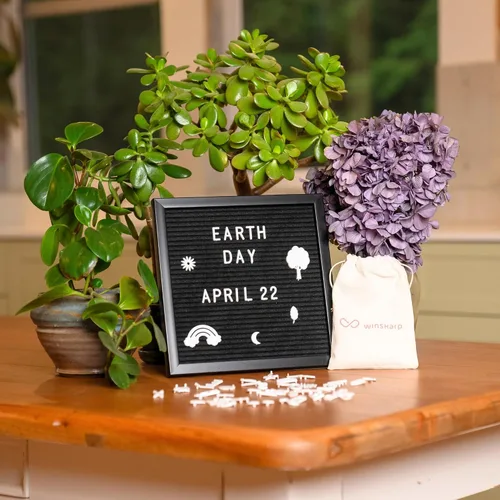 Vista 3 de Tablero de letras de fieltro negro de 10 x 10 pulgadas, marco de madera negro con letras blancas intercambiables para decoración del hogar, tablero