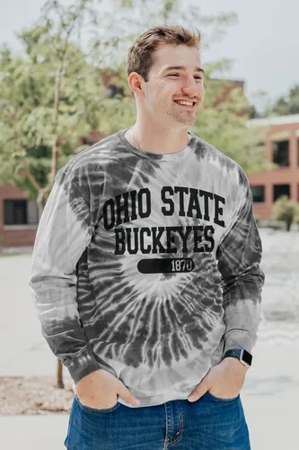 Vista 20 de Blue 84 Camiseta de manga larga con licencia oficial de la NCAA para mujer, teñido anudado
