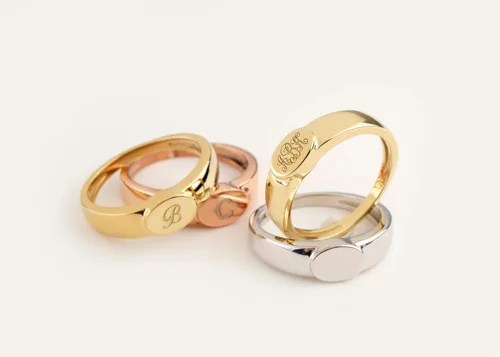 Vista 5 de Elegante caja de joyas Anillo de sello con inicial ovalada para mujer en oro macizo de 9k, 14k y 18k, anillo de sello grabado personalizado, anillo
