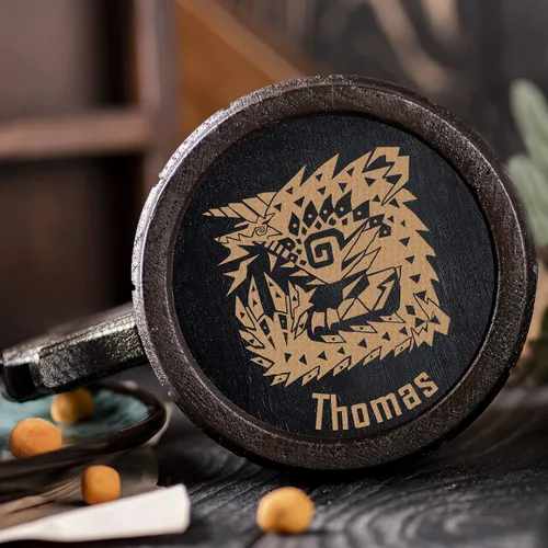 Vista 4 de Taza de cerveza de madera MHW Zinogre. Taza de cerveza MHW personalizada. Taza gamer. Carta MHW. Regalo para él. Regalo para jugadores de madera