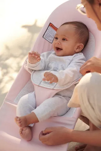 Vista 5 de BabyBjörn Bouncer Balance Soft, tejido/jersey, rosa claro/gris Asiento gorila ajustable 2 en 1 y silla para niños pequeños, recién nacido a niño