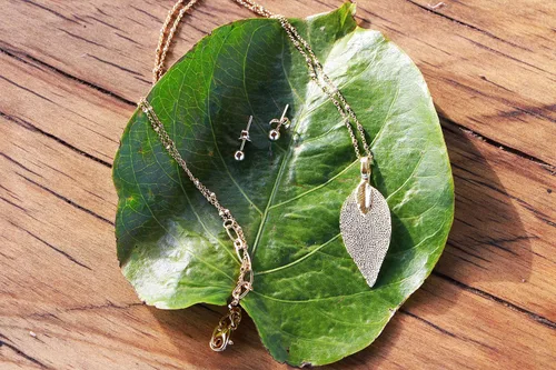 Vista 38 de Joyas de hoja de oro rosa y plata para mujer. Pendientes de hoja natural y collares circulares colgantes. Elegantes conjuntos de joyas colgantes.