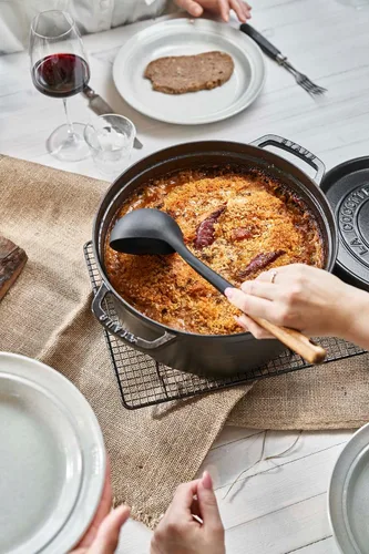 Vista 7 de Staub olla de hierro cocotte redonda de 6-1/4 cuartos de galón, Negro mate Perfect for Batch Cooking, Meal Prep & Large Meals. Braise, Roast &