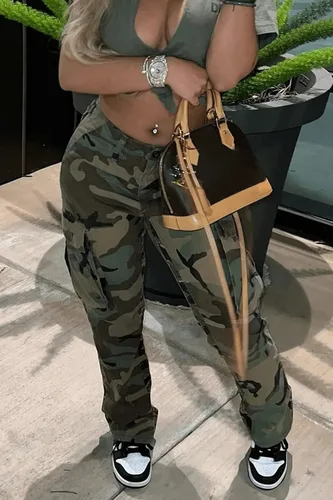 Vista 2 de Vakkest Pantalones cargo de camuflaje de gran tamaño para mujer, pantalones deportivos de entrenamiento, camuflaje militar, fatiga con bolsillos