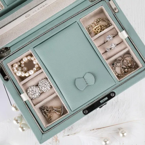 Vista 4 de Vlando Organizador retro con cerradura para joyas, collares, aretes, anillos, estuche de almacenamiento con llave, el mejor regalo para mujeres