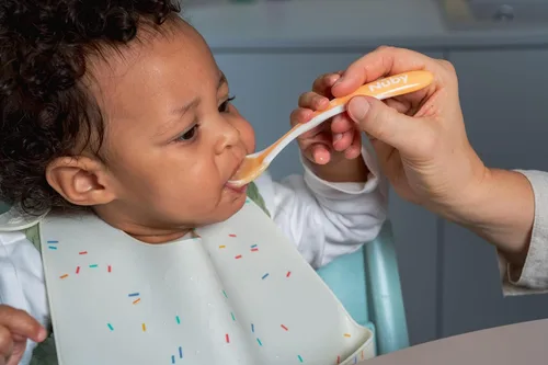 Vista 2 de Nuby Paquete de 4 cucharas de alimentación seguras y calientes