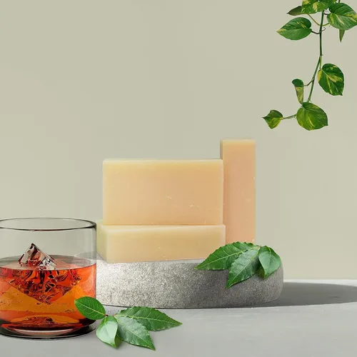 Vista 2 de 360Feel Barra de champú Bay Rum – Jabón nutritivo e hidratante anticaspa – Hecho a mano con aceites esenciales – Apto para viajes y compacto – Cero
