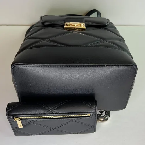 Vista 5 de Michael Kors Serena MD - Mochila con solapa con billetera triple y gancho para bolso, Negro -, Mochila