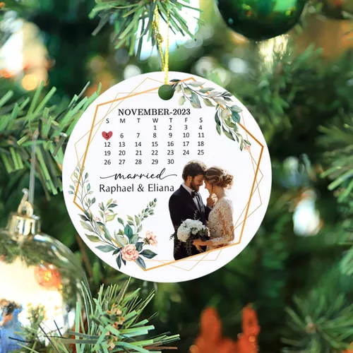 Vista 3 de Foto personalizada, adorno de matrimonio de nuestra primera Navidad 2023, regalo para novio, novia, señor y señora, foto y calendario, adorno