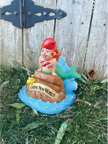Vista 3 de BigMouth Inc Little Mer-gnome - Estatua de gnomo de jardín, divertida figura para césped y patio al aire libre, decoración de escultura de regalo