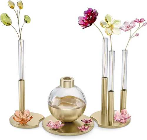 Vista 4 de Swarovski Garden Tales - Imán de flor de cerezo, pequeño, cristales de Swarovski rosa y metal con acabado en tono dorado, parte de la colección