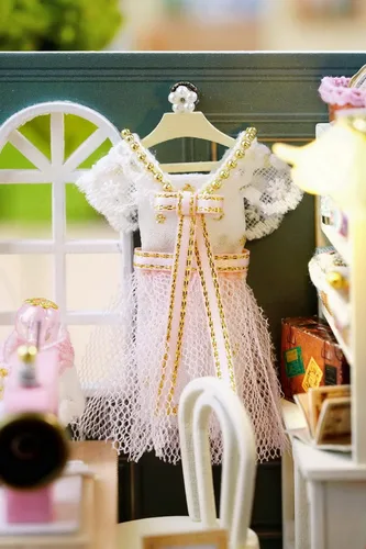 Vista 5 de CUTEROOM Juego de bricolaje para casa de muñecas en miniatura con muebles de madera, kit de casa de madera con cubierta antipolvo y luz LED