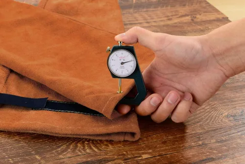 Vista 6 de Mangas de trabajo de soldadura de cuero para hombres y mujeres, protección de brazo resistente al calor y al fuego con costuras de Kevlar y forro