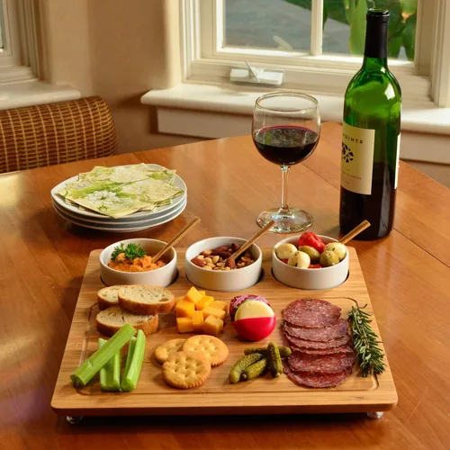 Vista 4 de Picnic at Ascot Tabla de cortar de bambú grabada con monograma original para queso y embutidos con 3 cuencos de cerámica y cucharas de bambú
