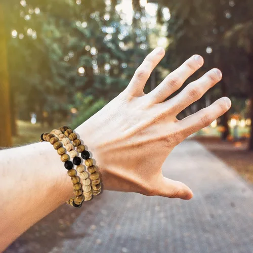 Vista 3 de Manfnee Pulsera de cuentas de madera para hombres y mujeres, difusor de aceite esencial de lava