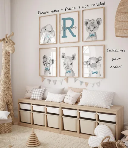 Vista 8 de Animales de Safari Personalizados para Habitación de Bebés Niños Juego de 6 Pósteres Sin Marco, Arte de Pared con Nombre Personalizado Corbatín Azul