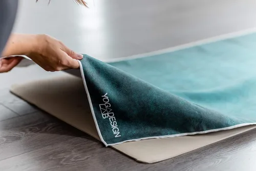 Vista 4 de yogadesignlab La toalla de yoga HOT Toalla colorida antideslizante de primera calidad Diseñada en Bali Impresión ecológica + secado rápido +